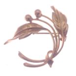 A leaf shaped brooch hallmarked 9ct gold, 3.5cm long approx, weight 5.4g approx