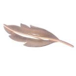 A 14ct hallmarked gold leaf shaped brooch 6cm long, weight 5.5g approx