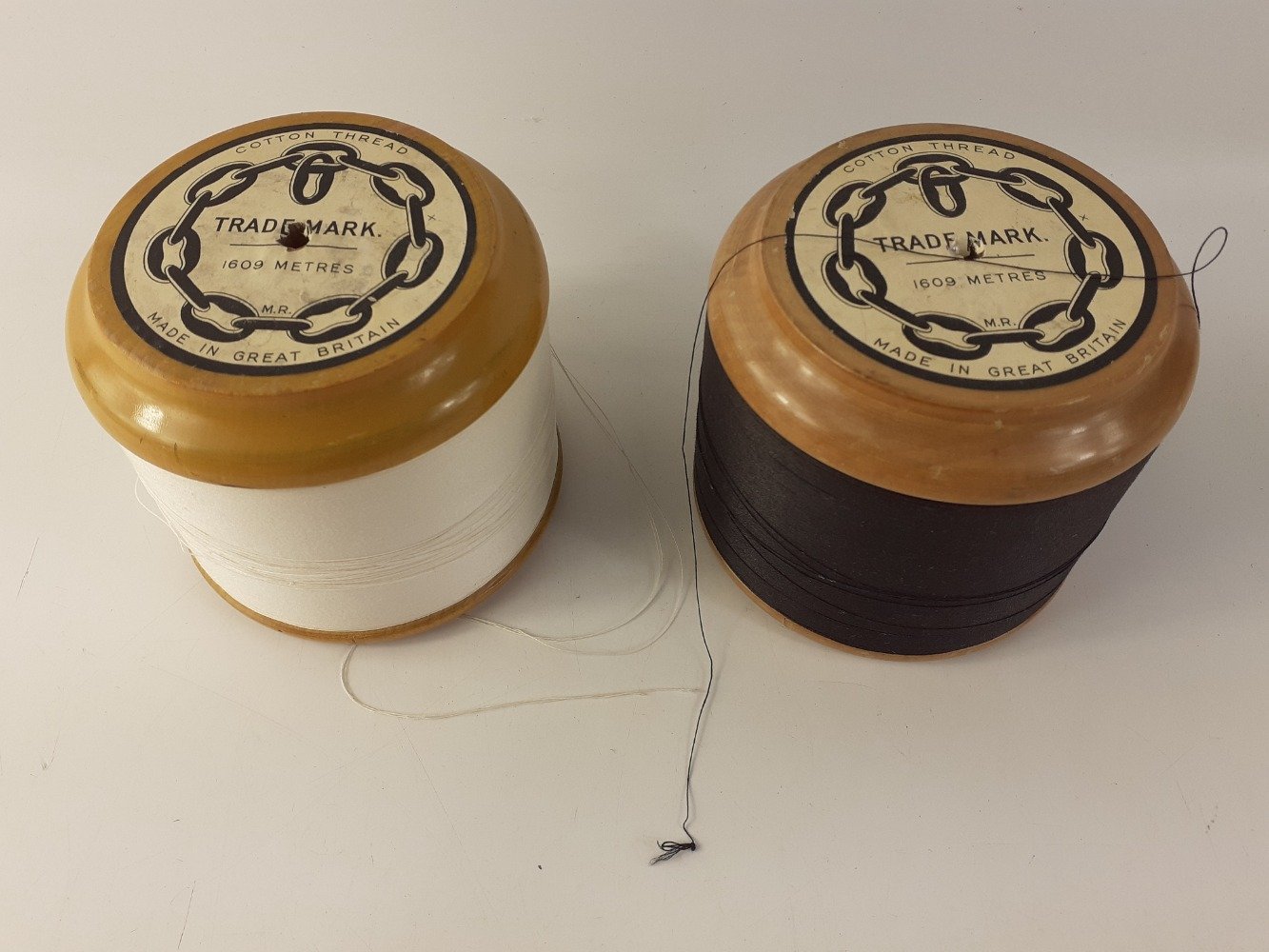 Rare to find - two J&P Coats one mile bobbins with white and black 6 cord thread - Bild 2 aus 2