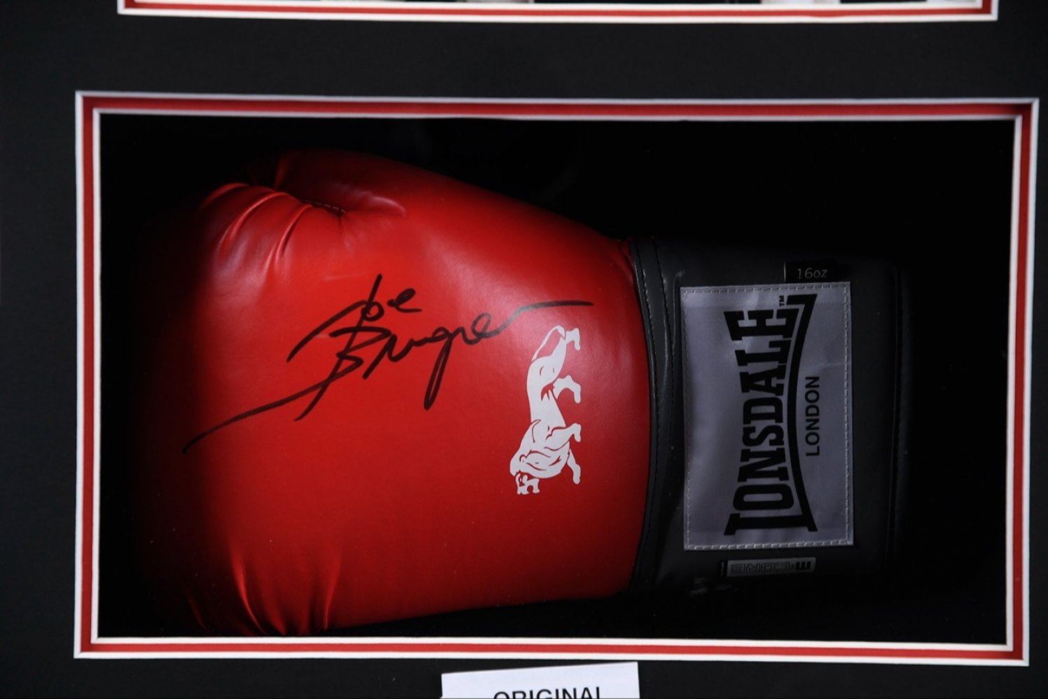 A very well framed boxing glove signed by the heavyweight boxer JOE BUGNER - Image 2 of 2
