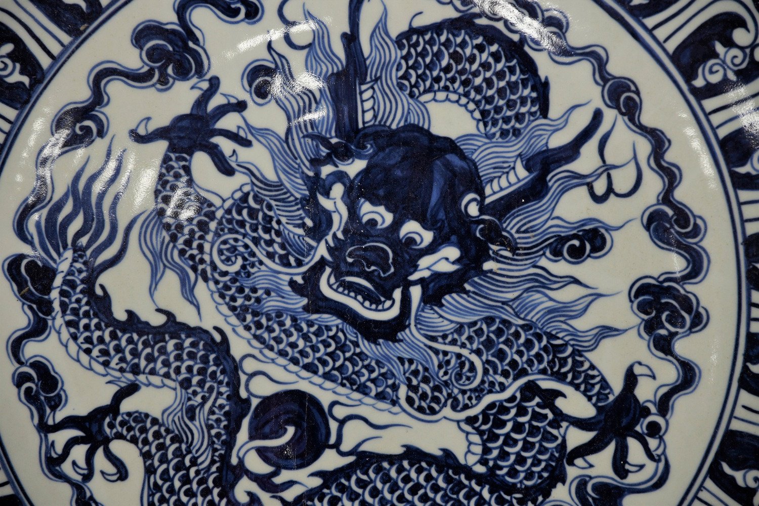 A very heavy large porcelain charger plate with a hand painted dragon design - Image 5 of 10