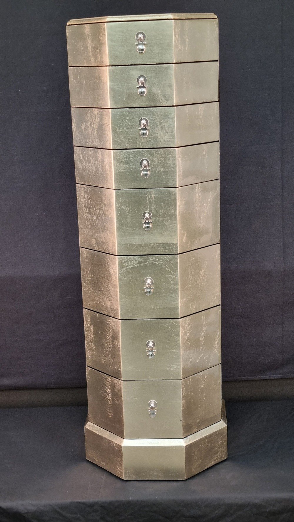 A stunning 8 drawer silver leaf style hand made pedestal with felt lined drawers. - Image 2 of 4