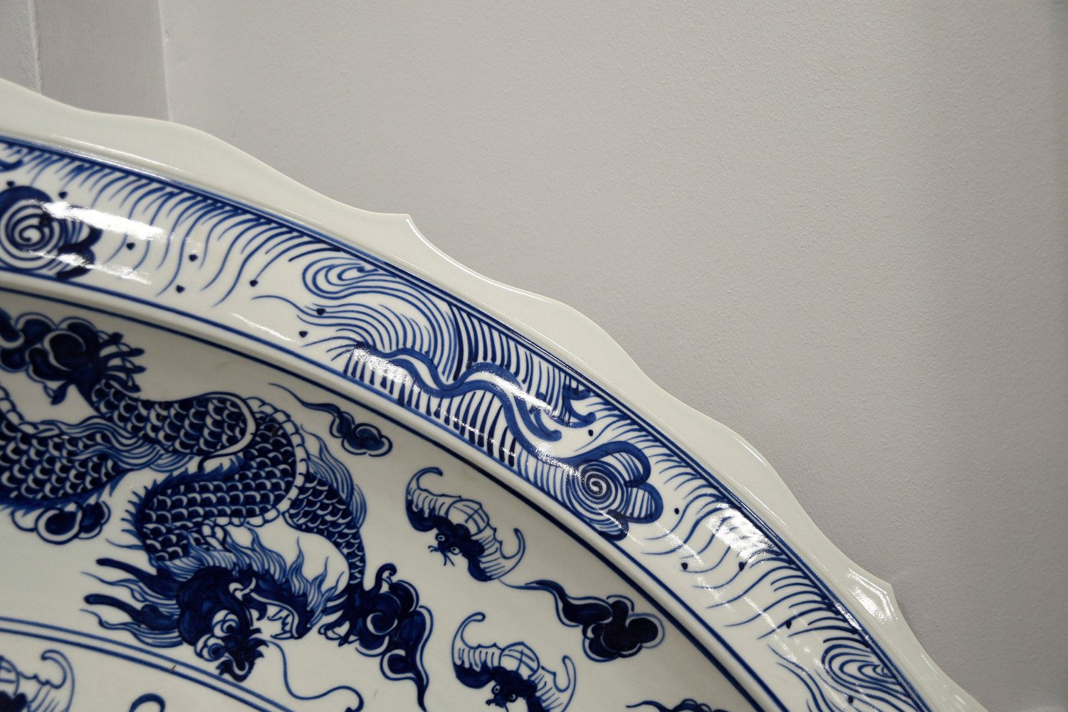 A very heavy large porcelain charger plate with a hand painted dragon design - Image 6 of 10