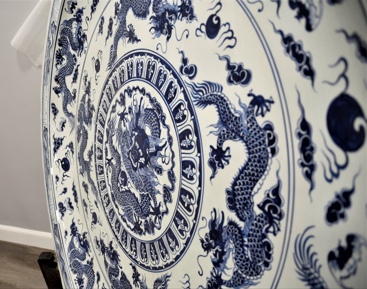 A very heavy large porcelain charger plate with a hand painted dragon design - Image 7 of 10