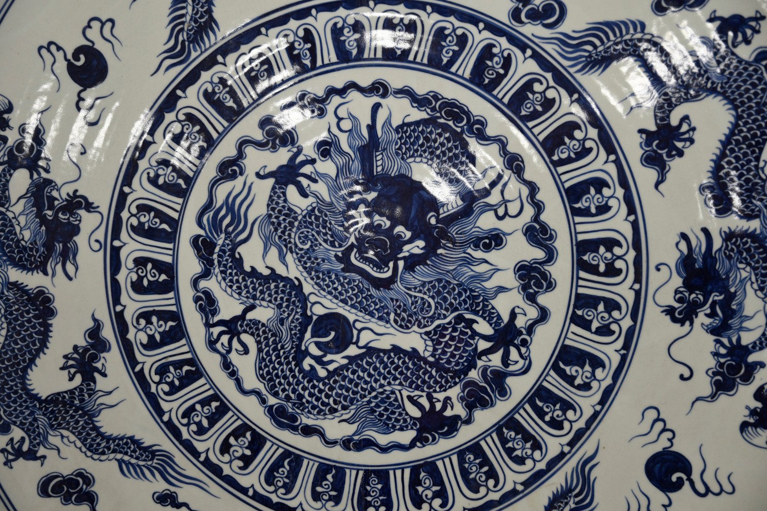 A very heavy large porcelain charger plate with a hand painted dragon design - Image 3 of 10