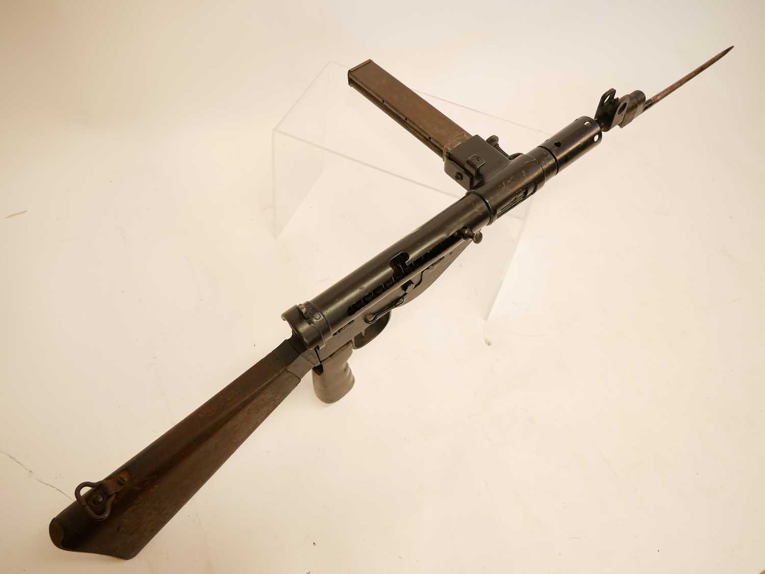 Deactivated Sten Mk V 9mm sub machine gun and bayonet - Image 3 of 13