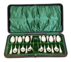 A cased set of Edward VII silver spoons,