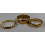 Three 22ct yellow gold wedding bands, total weight 11.4g