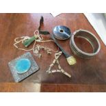 A collection of jewellery, to include a stone set bar brooch, a Ruskin style brooch, an agate