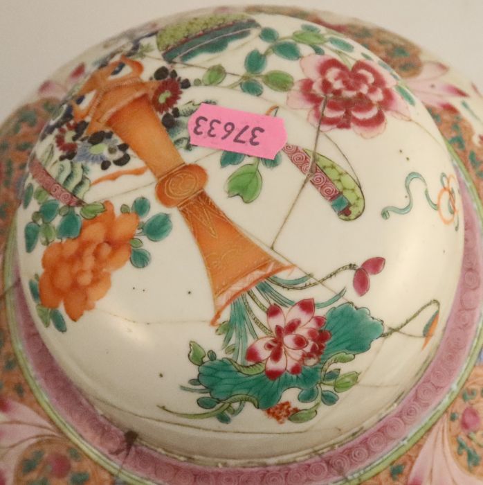 An early 19th century Chinese famille rose ginger jar and cover, decorated with lotus and precious - Bild 4 aus 5