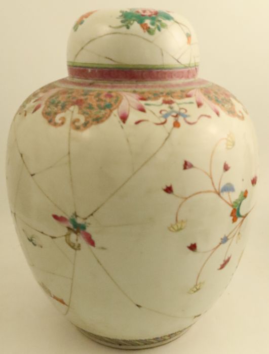 An early 19th century Chinese famille rose ginger jar and cover, decorated with lotus and precious - Bild 3 aus 5