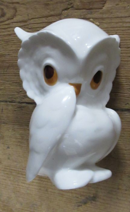 A box of mixed items, to include a china owl, a pair of modern vases, decanter etc - Image 2 of 3