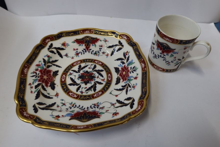 A Royal Worcester Prince Regent pattern dinner and tea service - Image 3 of 4