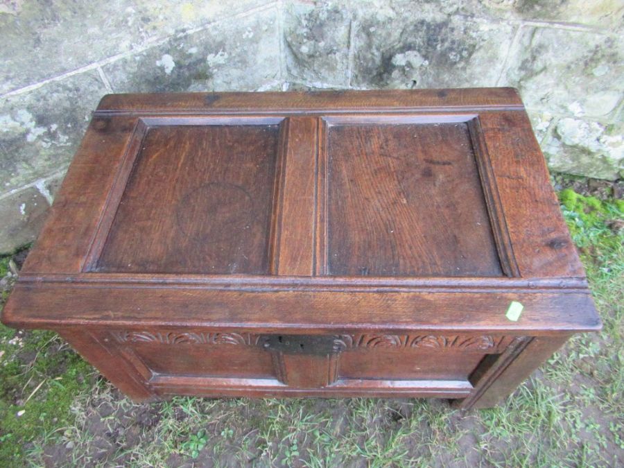 A small Antique oak coffer . width 28ins, depth 7ins, height 16ins - Bild 2 aus 3