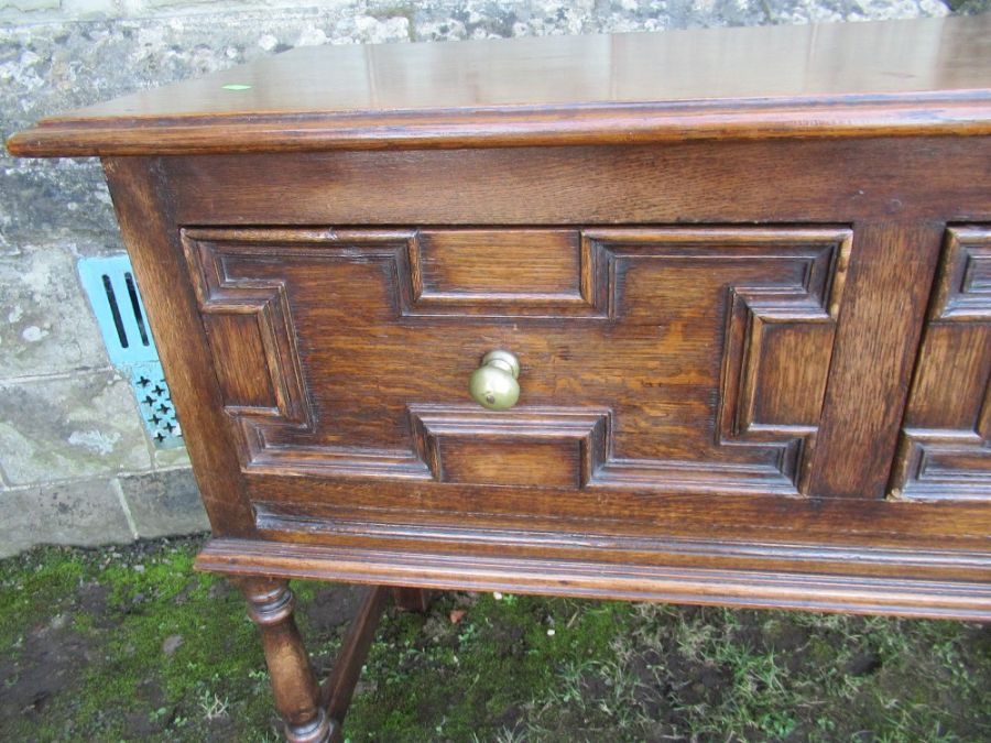 An oak sideboard, with moulded decoration width 42ins , depth 18ins height 33ins - Bild 2 aus 3