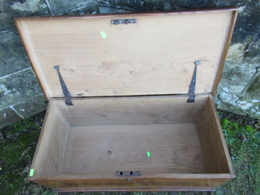 A 19th century elm box , width 31ins, depth 15ins, height 12ins - Bild 3 aus 3