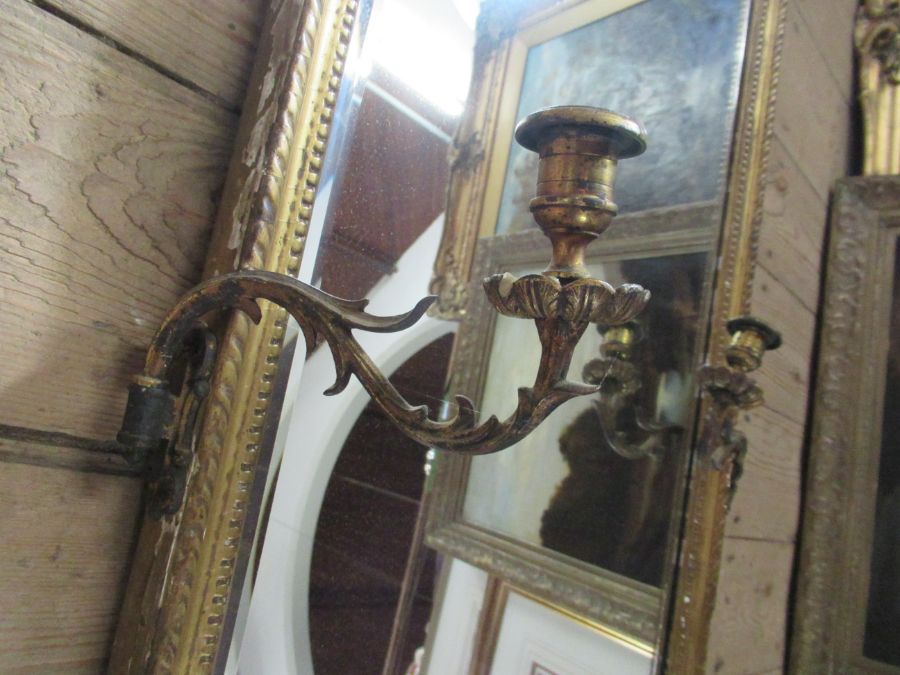 An Antique rectangular gilt framed wall mirror, with two gilt metal candleholders, 29ins x 18ins - Bild 2 aus 2
