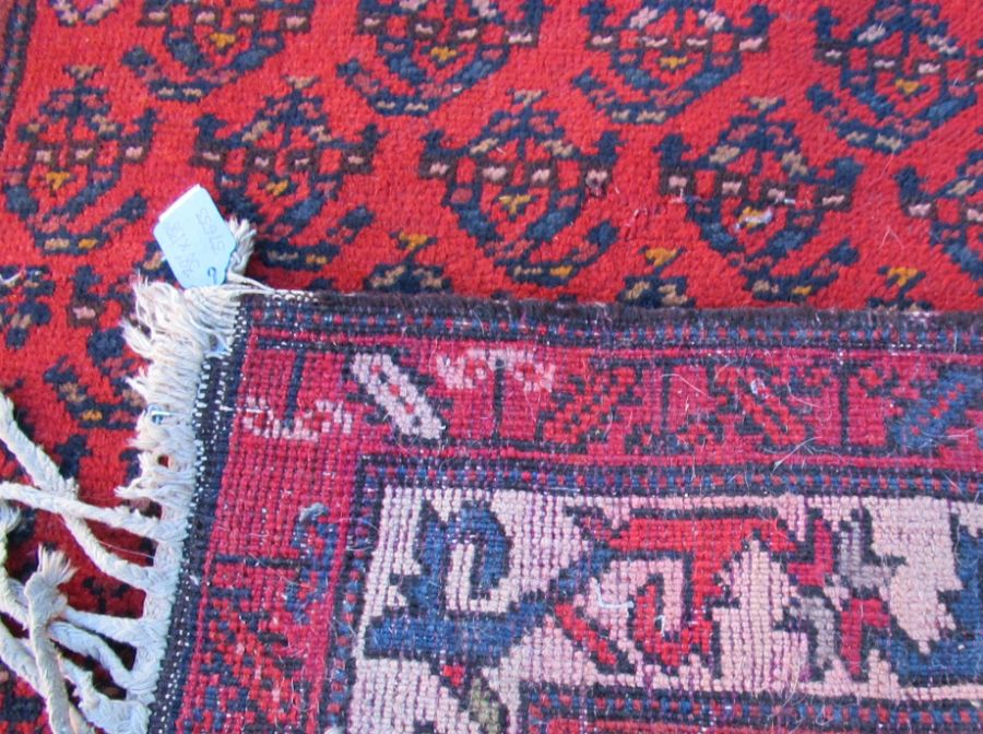 An Eastern design runner, with repeating symbols to the red ground, 137ins, x 38ins - Bild 2 aus 2