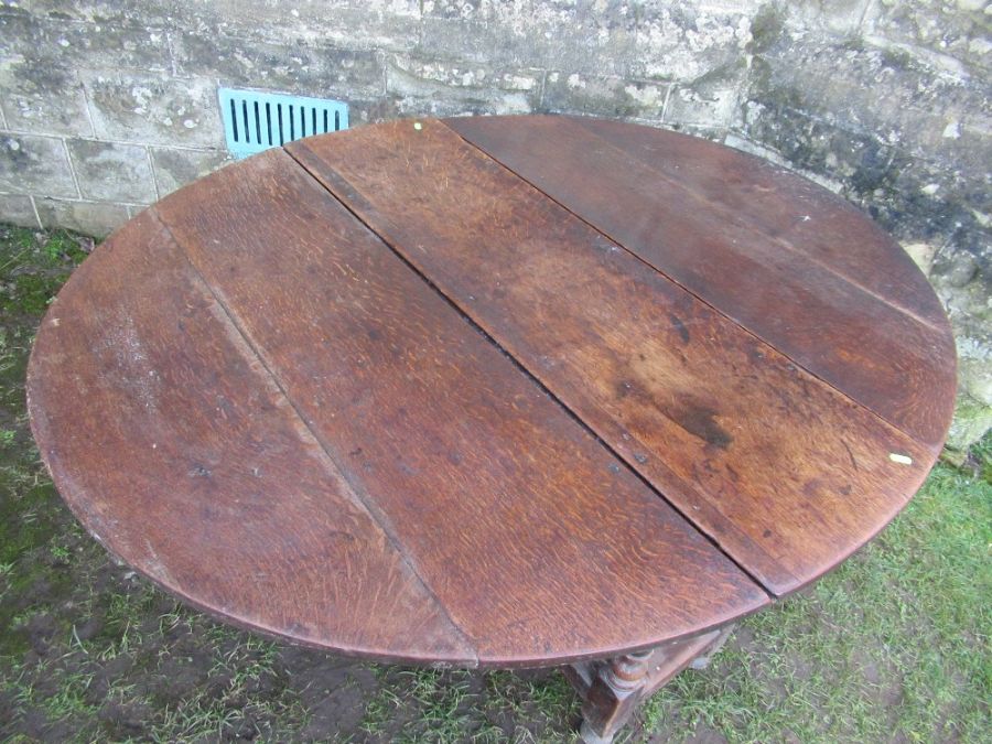 An Antique oak gate leg table  60ins  x 50ins, height 28ins - Bild 2 aus 3