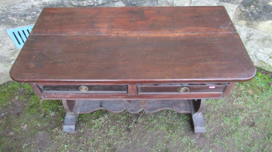 An Antique style serving table , width 42ins , depth 20.5ins , height 30.5ins - Bild 2 aus 3
