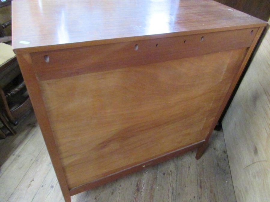 A Gordon Russell of Broadway chest of drawers together with a matching dressing table. Chest of - Bild 5 aus 9