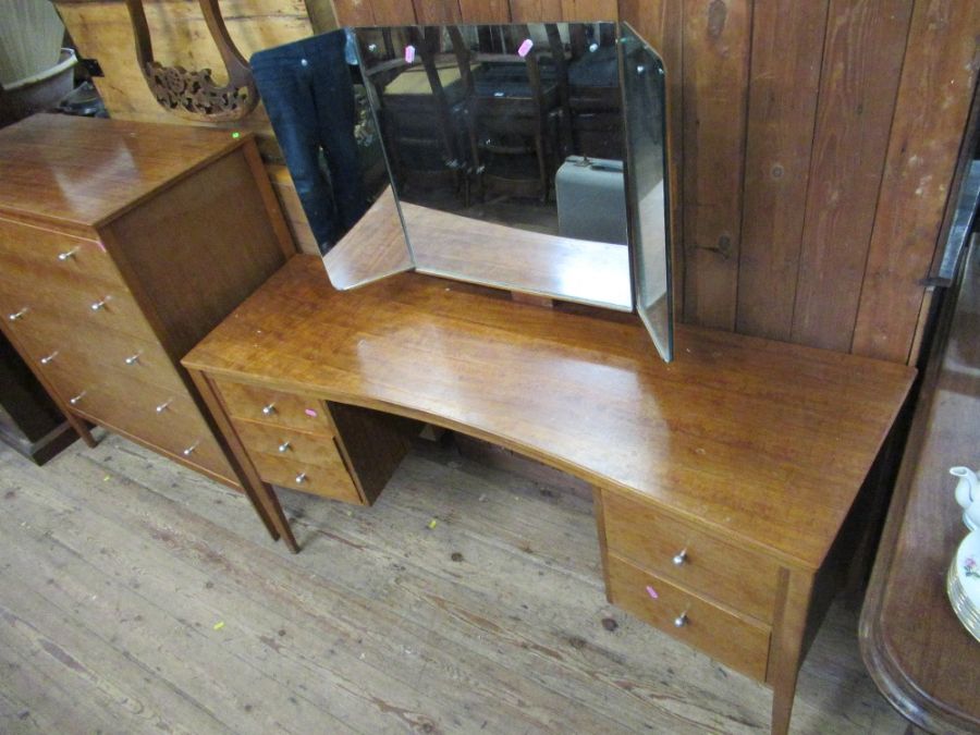 A Gordon Russell of Broadway chest of drawers together with a matching dressing table. Chest of - Bild 7 aus 9
