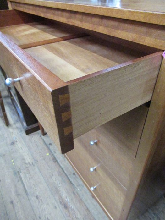 A Gordon Russell of Broadway chest of drawers together with a matching dressing table. Chest of - Bild 4 aus 9