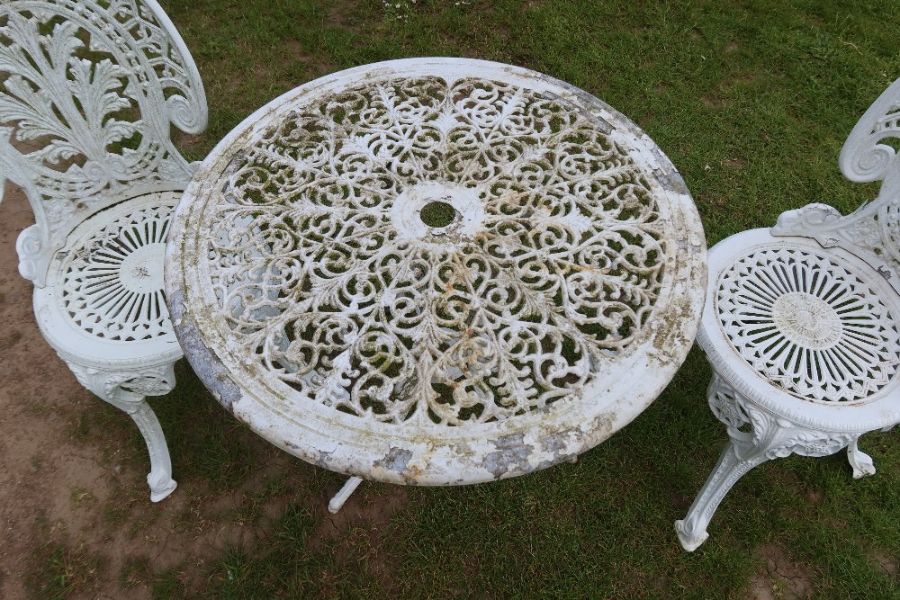 A garden table and two matching chairs - Image 2 of 3
