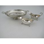 A pair of silver sauce boats, with gadrooned edge, Birmingham 1939, weight 10oz, together with an