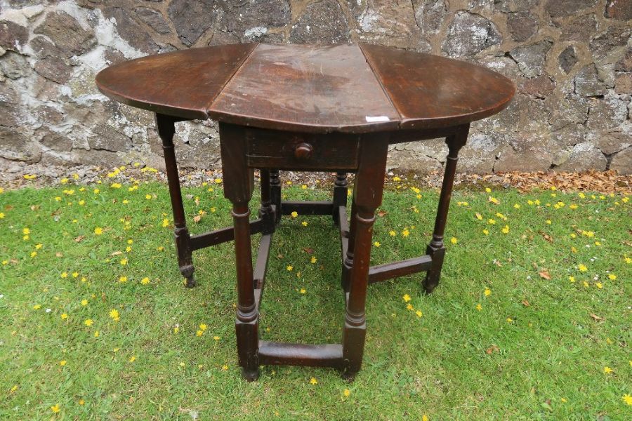 An antique oak gate leg table width 35ins, length 40.5ins, height 28ins - Bild 2 aus 9