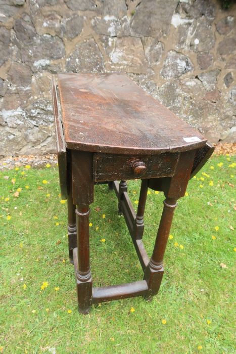 An antique oak gate leg table width 35ins, length 40.5ins, height 28ins - Bild 8 aus 9