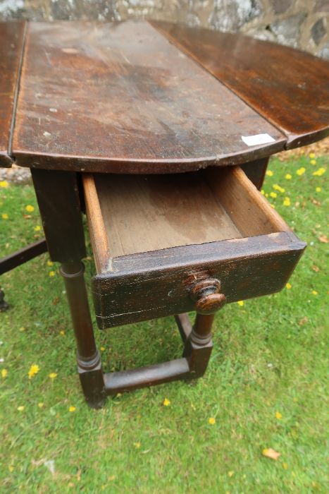 An antique oak gate leg table width 35ins, length 40.5ins, height 28ins - Bild 6 aus 9