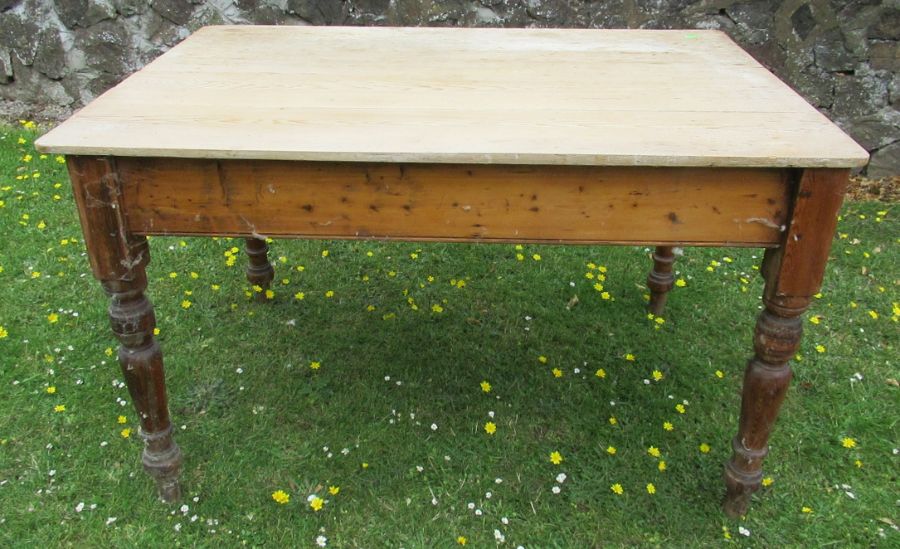 A pine kitchen table, height 28.5ins, 33ins x 48ins