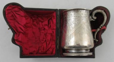 A Victorian silver christening mug, with engraved decoration, Birmingham 1874, weight 3oz, in a