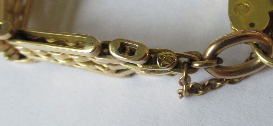 A 15ct yellow gold gate bracelet, with 18ct padlock clasp, weight 21.9g - Bild 3 aus 3