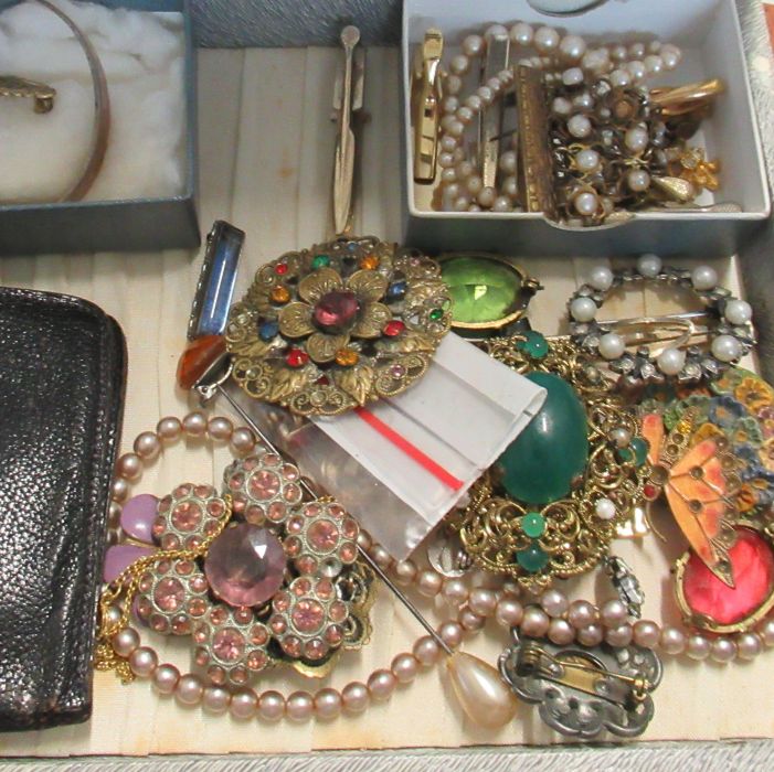 A collection of costume jewellery, including simulated pearls etc in leather suitcase - Bild 2 aus 3