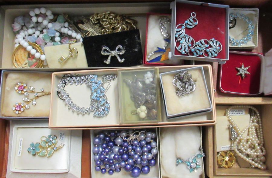 A collection of costume jewellery, including simulated pearls etc in leather suitcase