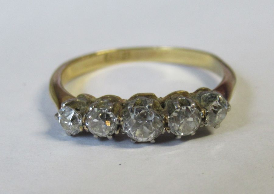 A five stone diamond ring, of graduated old cut diamonds, diamond weight estimated at 0.45ct, - Bild 2 aus 3