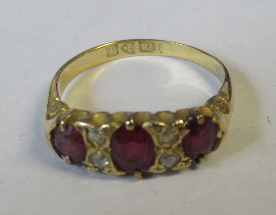 An 18ct three stone ruby ring, set with diamonds between the rubies, weight 2.9g - Bild 3 aus 3