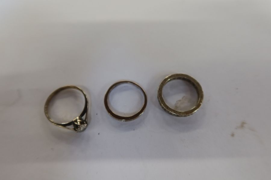 A single stone diamond ring, claw set, brilliant cut approx. 0.33ct, an Eternity ring, set white - Bild 2 aus 3