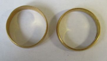 Two 22ct gold wedding bands, 7.5g