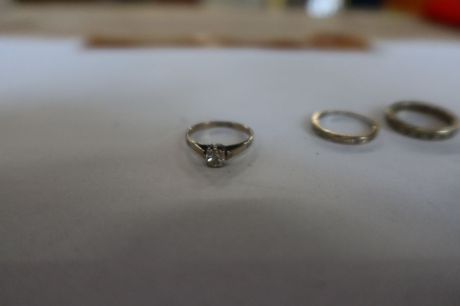 A single stone diamond ring, claw set, brilliant cut approx. 0.33ct, an Eternity ring, set white - Bild 3 aus 3