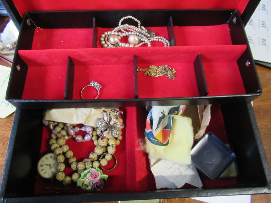 A collection of costume jewellery, including simulated pearls etc in leather suitcase - Bild 3 aus 3