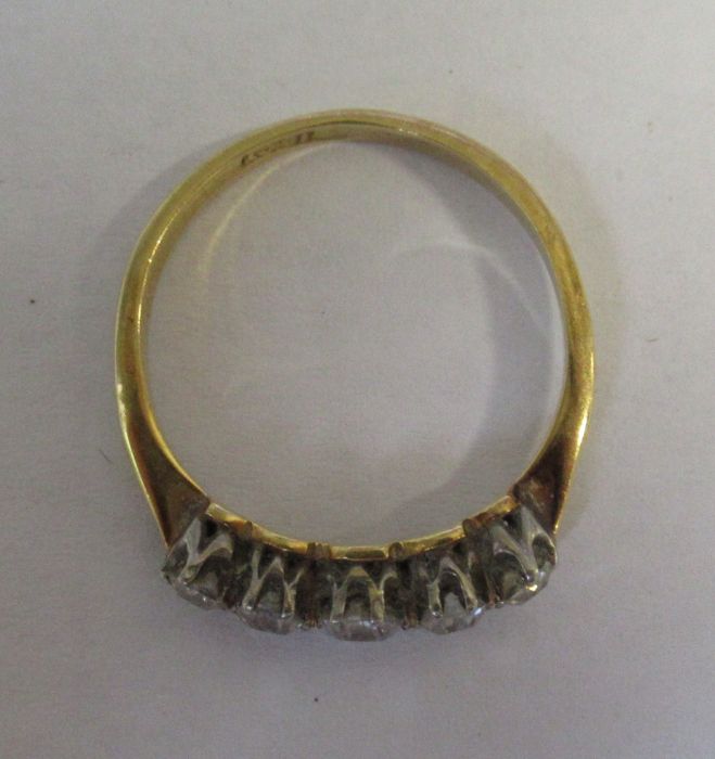 A five stone diamond ring, of graduated old cut diamonds, diamond weight estimated at 0.45ct, - Bild 3 aus 3