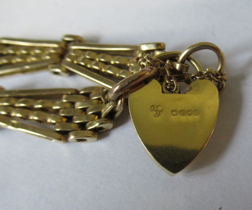 A 15ct yellow gold gate bracelet, with 18ct padlock clasp, weight 21.9g - Bild 2 aus 3