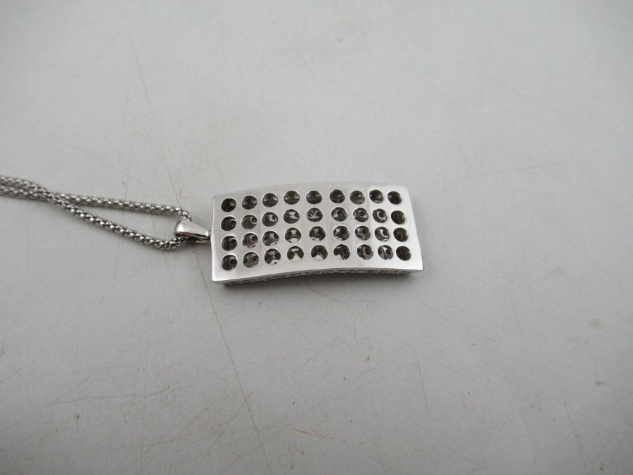 A white gold and diamond pendant, with necklace chain, the chain stamped 750, the pendant made up of - Bild 3 aus 3