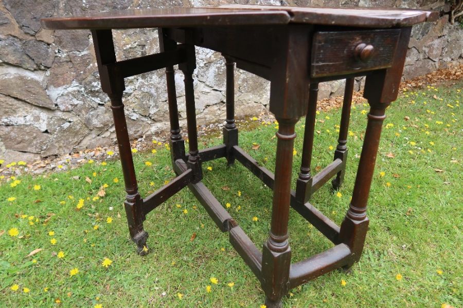 An antique oak gate leg table width 35ins, length 40.5ins, height 28ins - Image 7 of 9