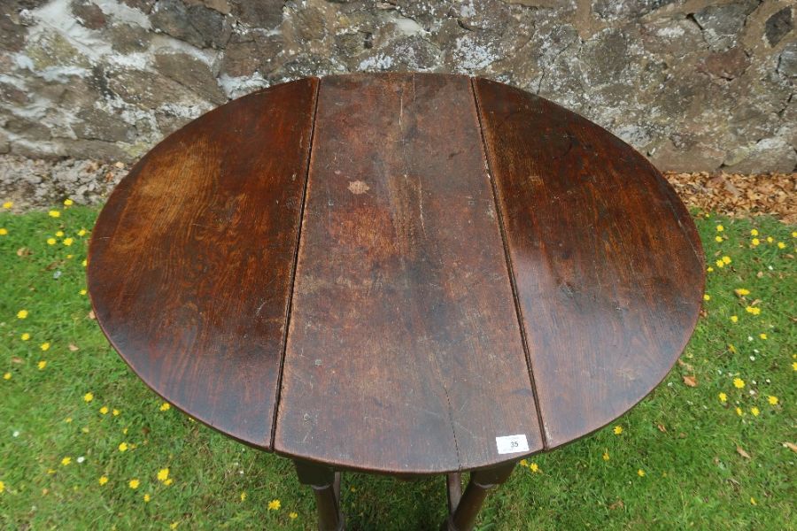 An antique oak gate leg table width 35ins, length 40.5ins, height 28ins - Image 3 of 9