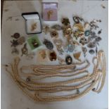 A quantity of costume jewellery to include simulated pearls, gilt brooches, filigree brooches etc