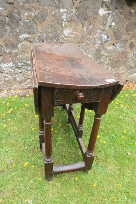 An antique oak gate leg table width 35ins, length 40.5ins, height 28ins - Image 8 of 9